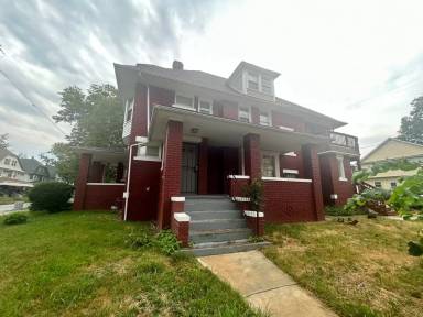Main picture of 1125 E 99th St