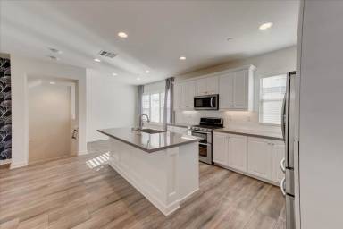 Main picture of 946 Blackstone Dr