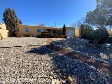 Main picture of 2040 Moon St NE