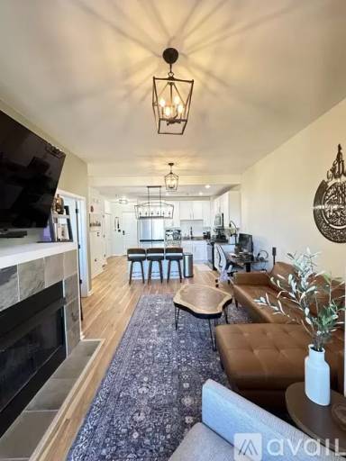 Main picture of 828 W Grace Apartments