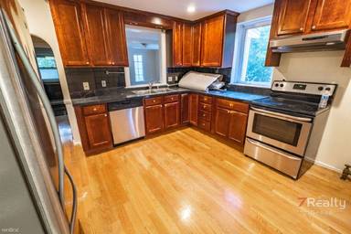 Main picture of 7 Ladd St
