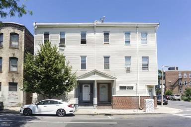 Main picture of 200 Maverick St