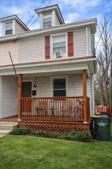 Main picture of 8 Cherry St