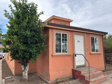 Main picture of 727 S Sacramento St