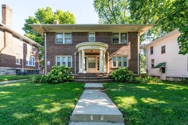 Main picture of 219 1/2 E 8th St