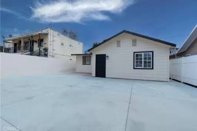 Main picture of 232 W 40th Pl