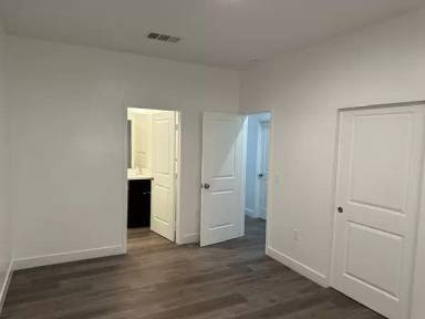 Main picture of 1083 W 9th St