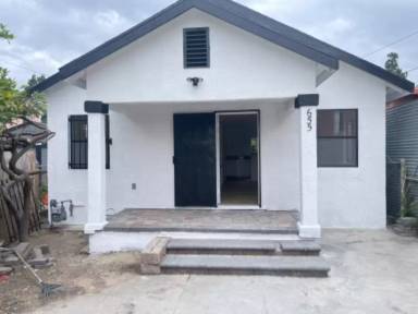 Main picture of 655 E 40th Pl