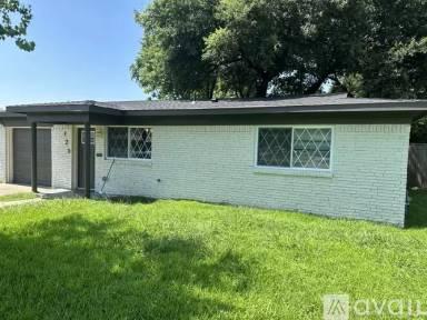 Main picture of 123 Borchardt St