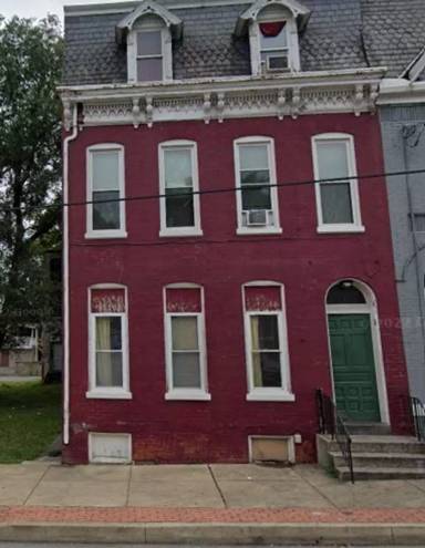 Main picture of 143 S Queen St