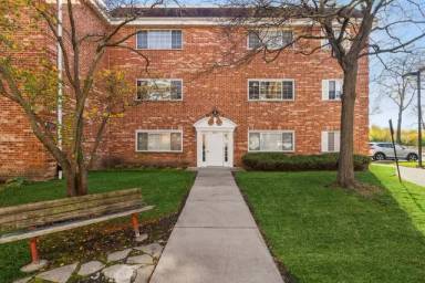Main picture of 6882 W Touhy Ave