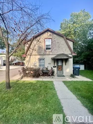 Main picture of 819 1/2 Carney Ave
