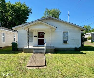 Main picture of 1104 Oshaughnessy Ave NE