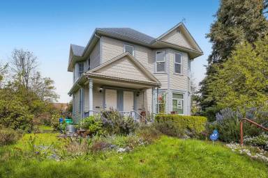 Main picture of 7207 N Chicago Ave