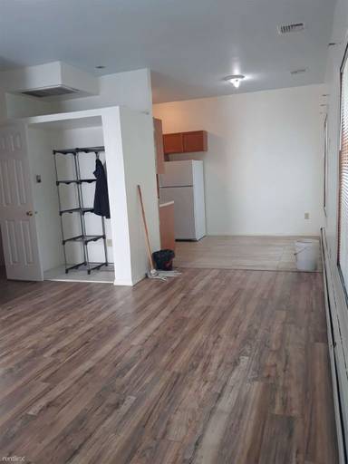 Main picture of 73 Weiner St
