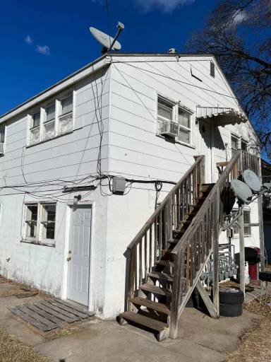 Main picture of 127 E 10th St