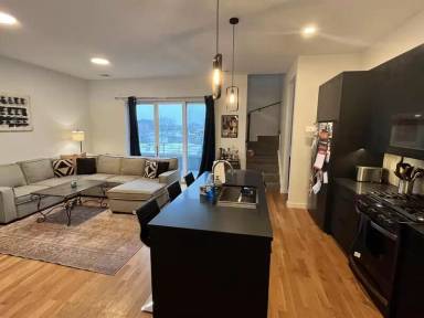 Main picture of 1637 W Grand Ave