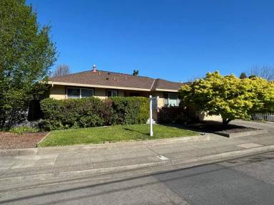 Main picture of 2525 Tamarisk Dr