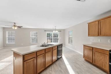 Main picture of 205 Hawthorne Creek Ct