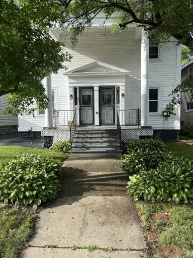 Main picture of 11 Lawn Ave