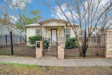 Main picture of 415 Kendall St