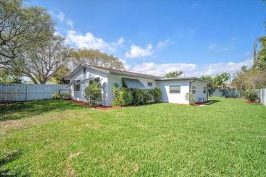 Main picture of 3400 NE 5th Ave