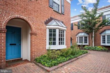 Main picture of 220 N Saint Asaph St