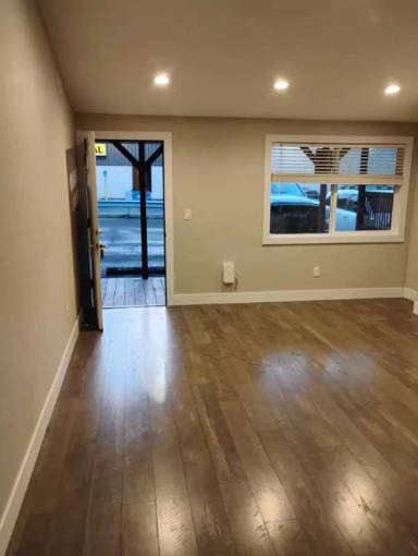 Main picture of 300 NW Santiam Blvd