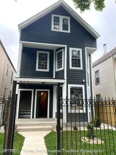 Main picture of 2919 N Avers Ave