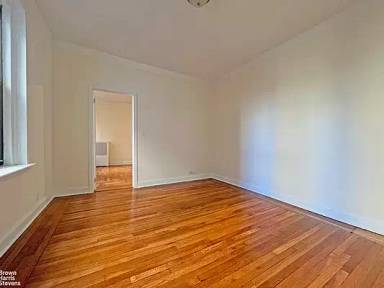 Main picture of 245 W 75th St