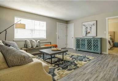 Main picture of 2073 W Lindsey St