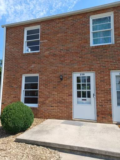 Main picture of 220 E Whitlock Ave