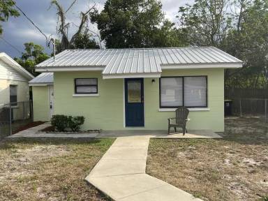 Main picture of 2403 1/2 Everett St