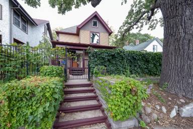 Main picture of 918 E 17th St