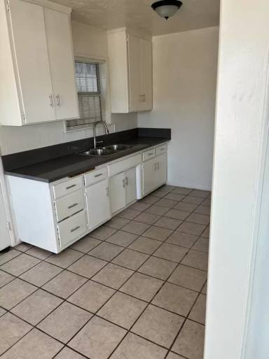 Main picture of 2111 W Florence Ave