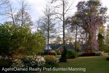 Main picture of 11 N Lake Cir