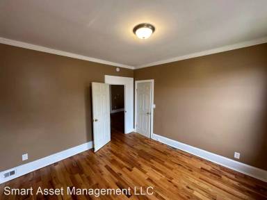 Main picture of 2220 N Holton St
