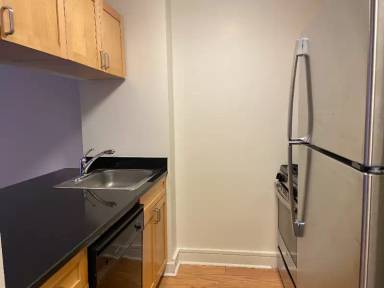 Main picture of 323 W 95th St