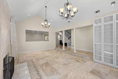 Main picture of 16513 Moorpark St