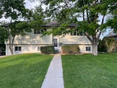 Main picture of 880 Beryl St