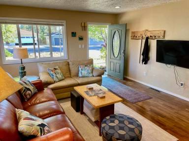 Main picture of 547 NE Kearney Ave