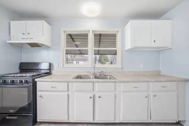 Main picture of 2719 Dewey St