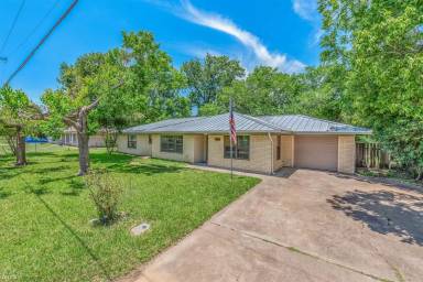 Main picture of 902 Lazy Ln