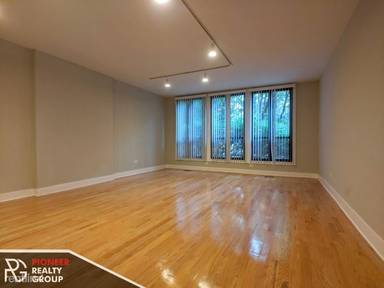 Main picture of 1425 N Dearborn St