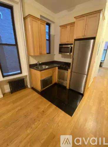 Main picture of 125 E 82nd St