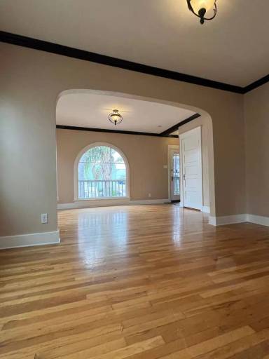 Main picture of 914 W 10th St