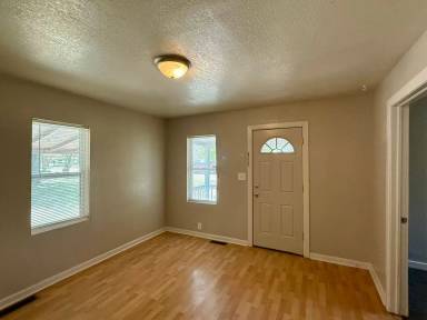 Main picture of 1646 S Greenwood Ave