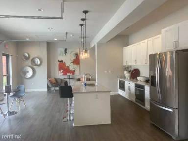 Main picture of 1021 S Razorback Rd