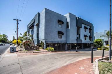 Main picture of 2 W Georgia Ave