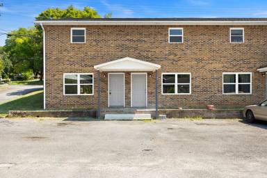 Main picture of 705 W Broadway St